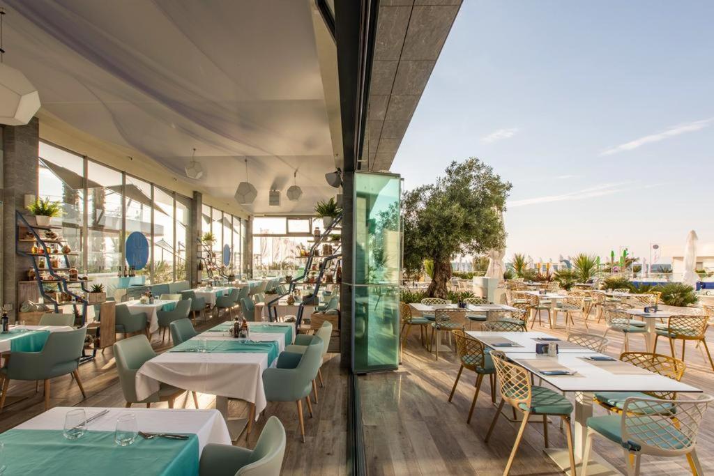 Romeo'S Beachfront Apartment By Loft, Hotel Opera And White Tower Mamaia Exterior photo